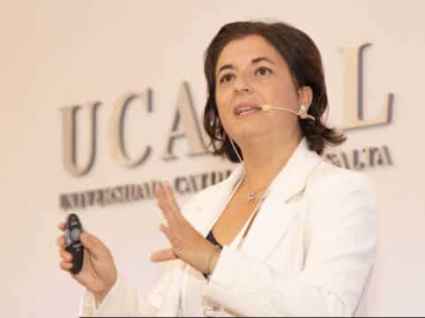 Idoia Salazar impartiendo su conferencia durante la XX Asamblea General celebrada en la localidad de Salta (Argentina)