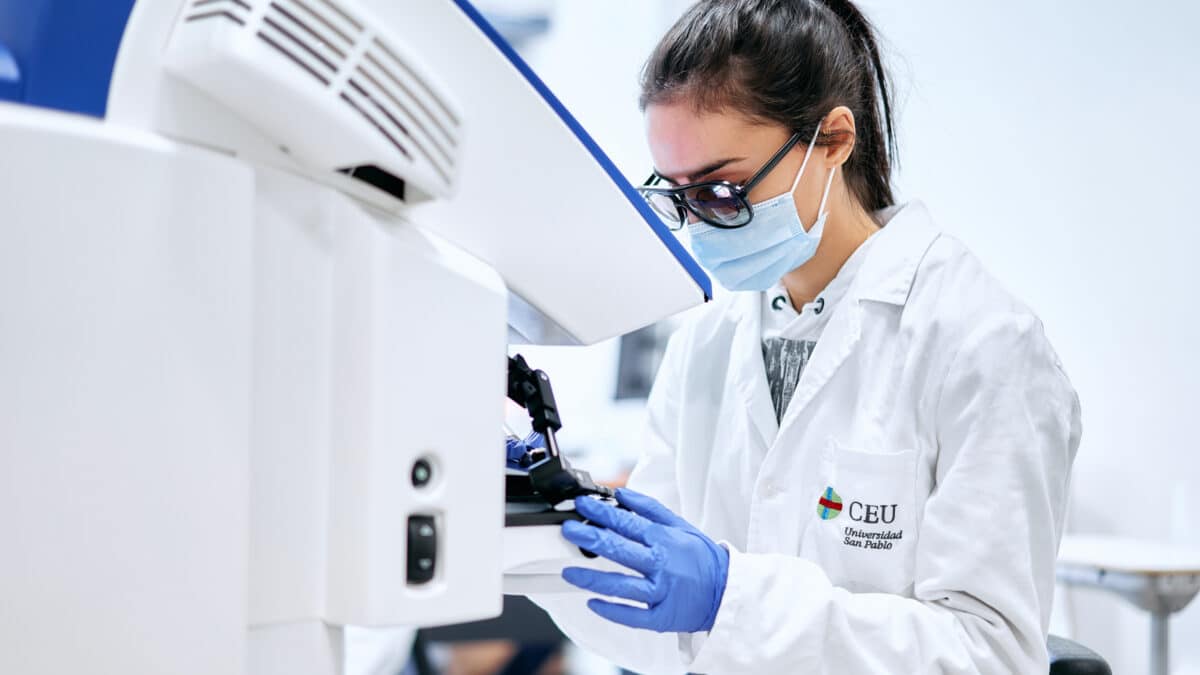 Una alumna de Odontología realizando prácticas en el aula de Simulación