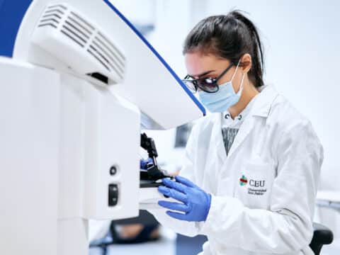 Una alumna de Odontología realizando prácticas en el aula de Simulación