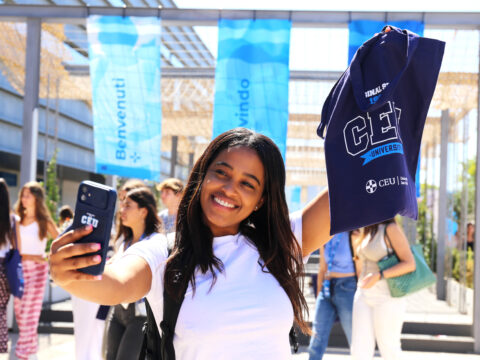 Una alumna posando durante el Welcome Day del campus de Montepríncipe