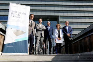 Santiago Huertas Chacón, director de Talento de Minsait, y Rosa Visiedo, rectora de la CEU USP, posan tras firmar el convenio de colaboración en presencia de Roberto Espina, CEO de SIA.