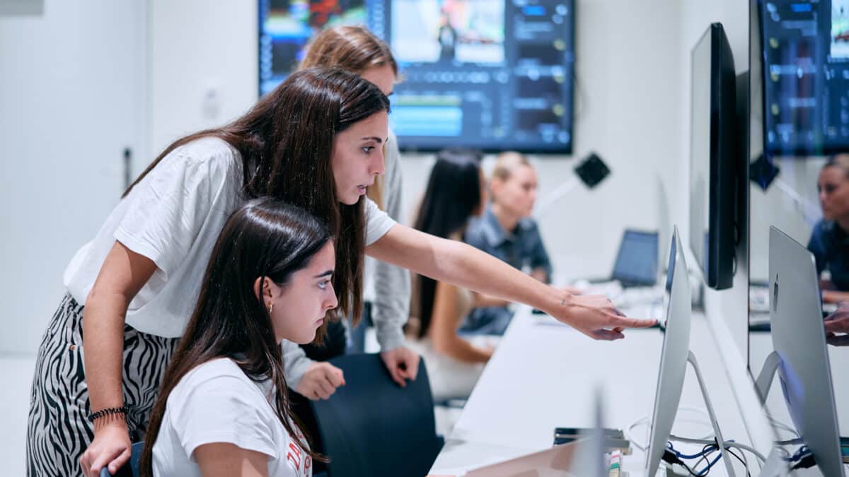 Alumnas de Comunicación Audiovisual trabajando en el aula de edición