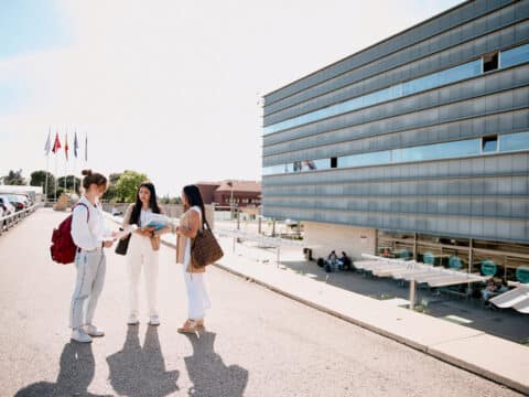 Tres alumnas charlando tranquilamente en los exteriores del campus de Montepríncipe