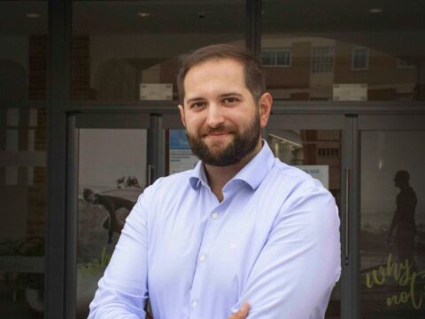 Martín Pérez, alumni y profesor, posando para la foto.